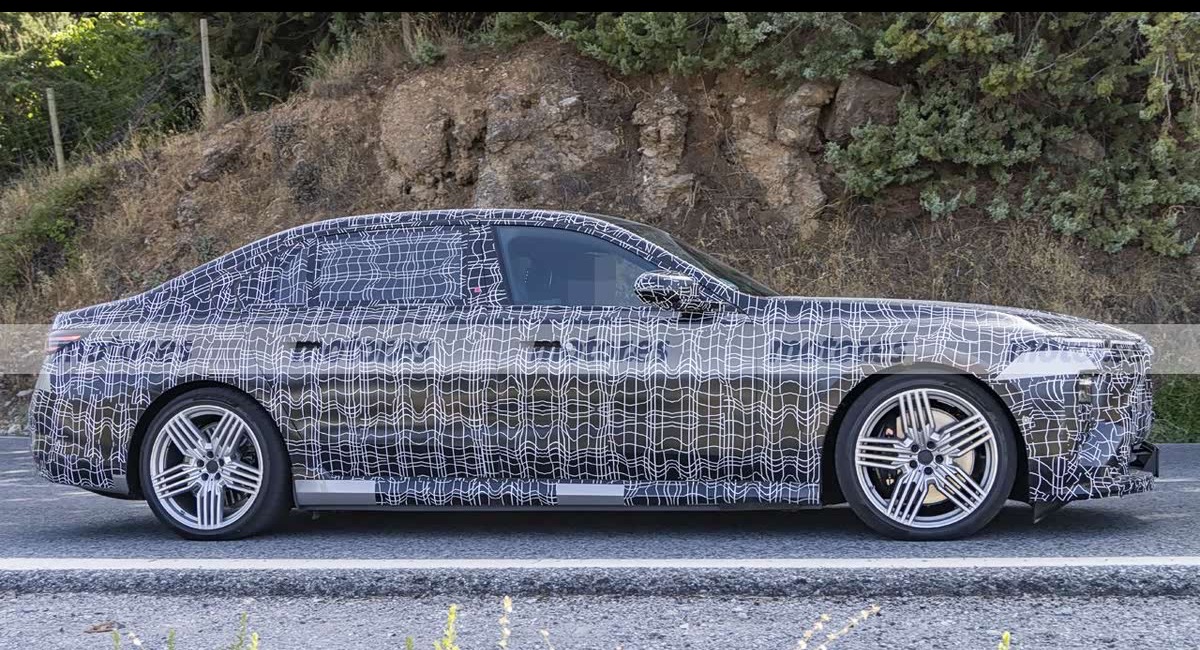 Side profile of the camouflaged BMW i7 ALPINA 70 xDrive prototype