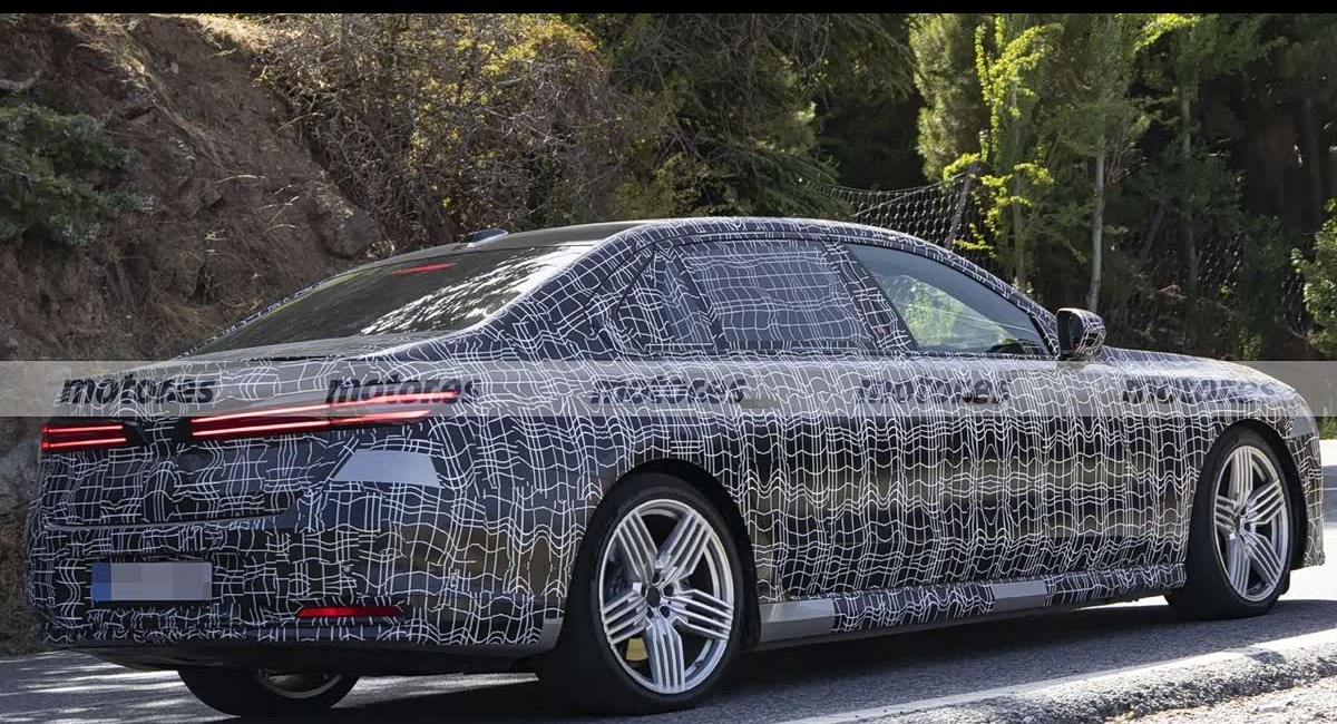 Rear three-quarter view of the camouflaged BMW i7 ALPINA 70 xDrive prototype
