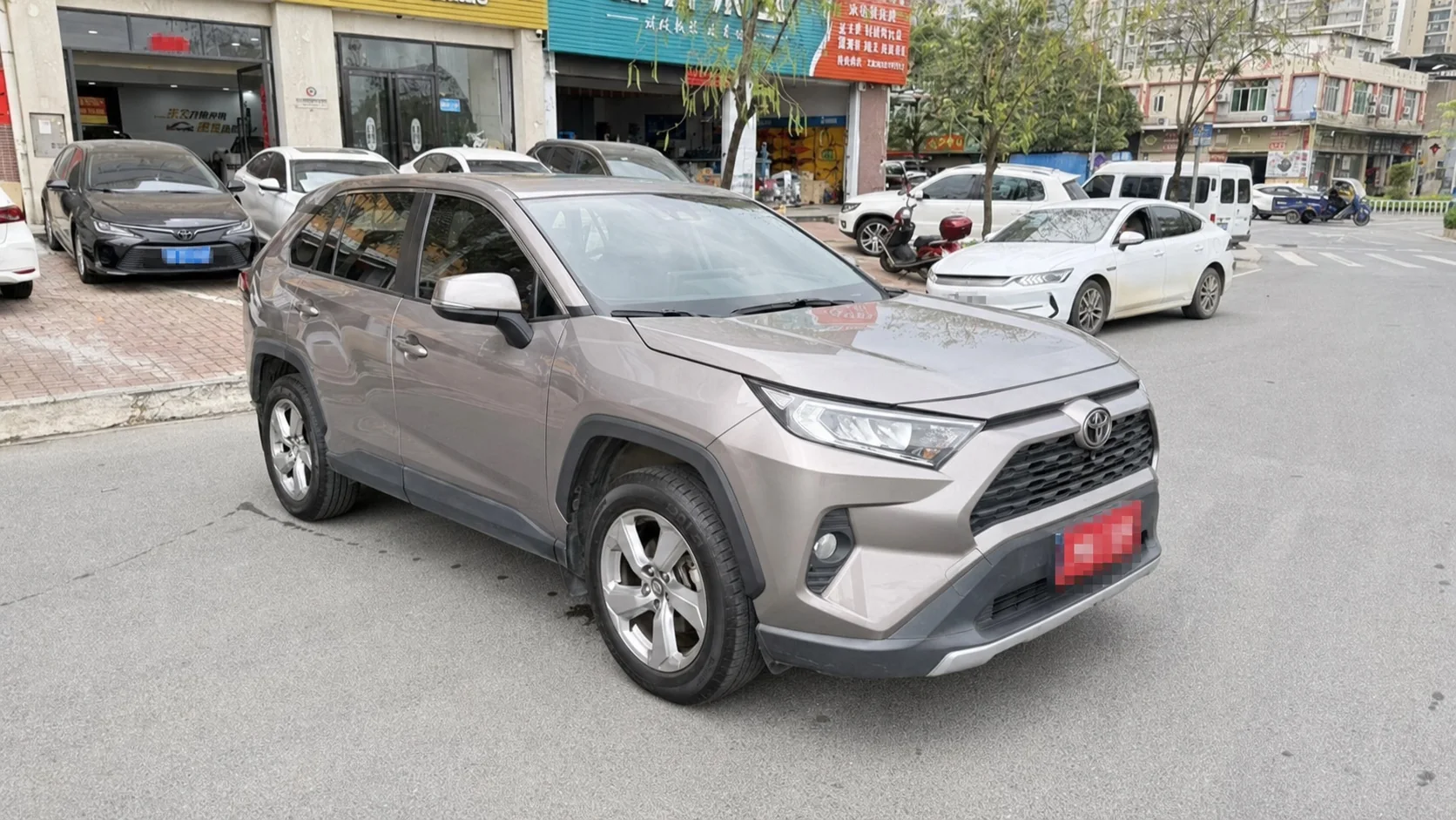 Alternate front three-quarter view of the verified grey Toyota RAV4