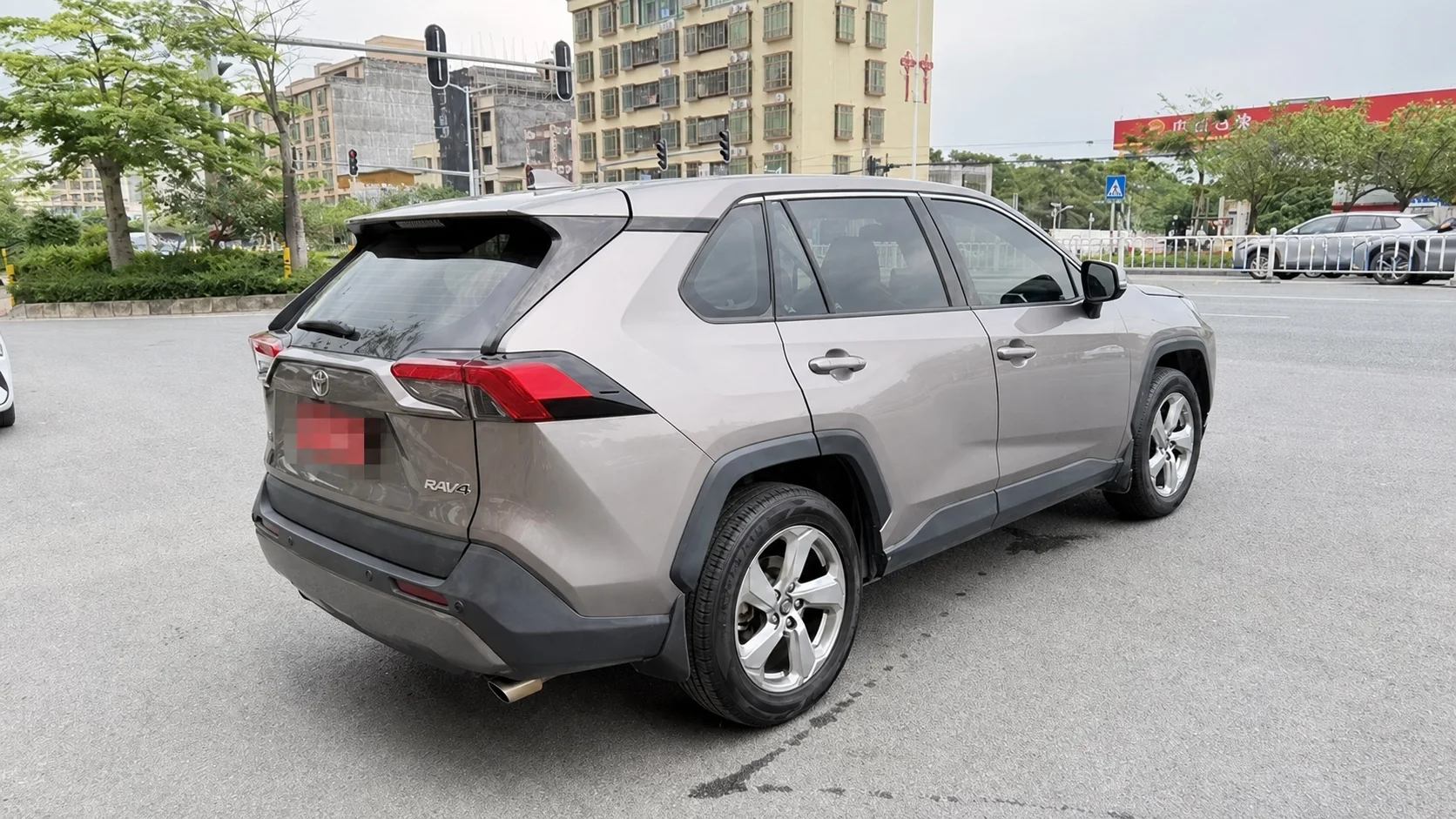 Rear three-quarter view of the verified grey Toyota RAV4