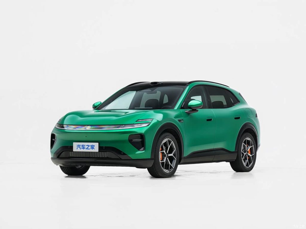 Green Changan Qiyuan Q06 midsize SUV in a front three-quarter view