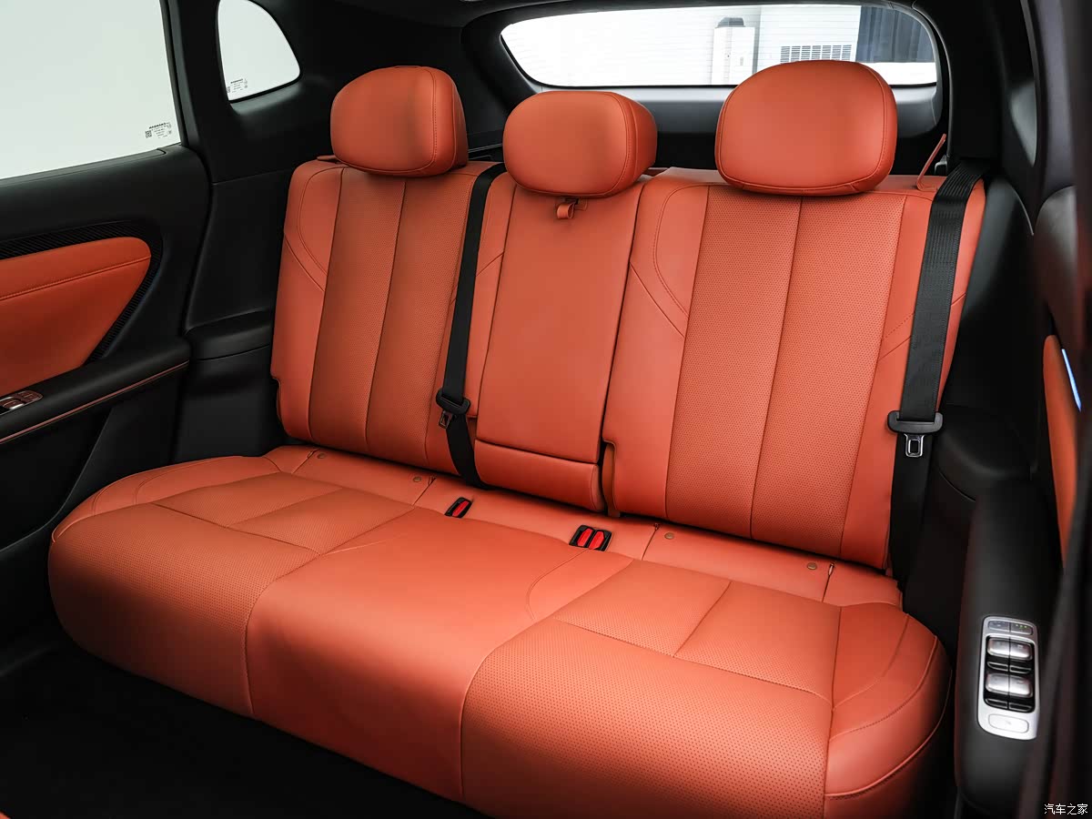 Orange rear seats inside the Changan Qiyuan Q06