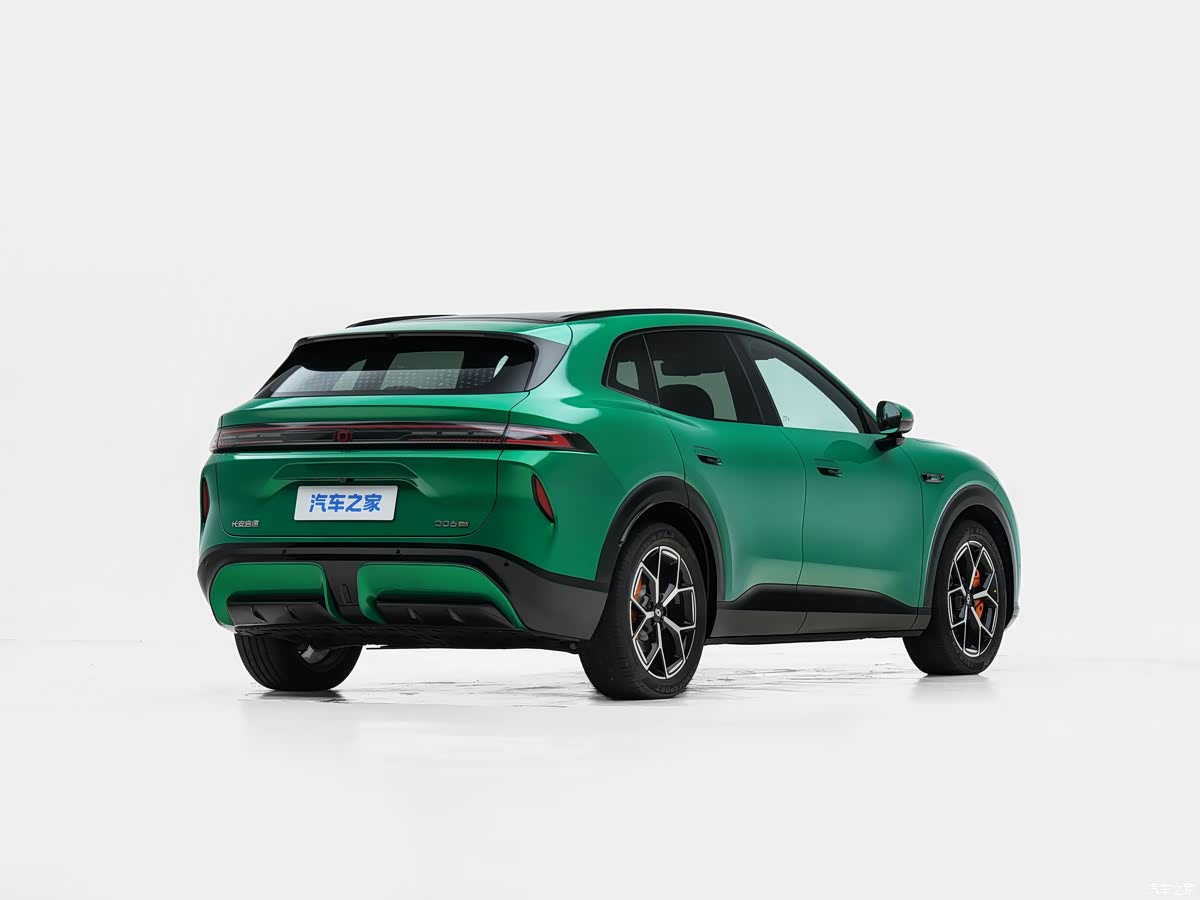 Rear three-quarter view of the green Changan Qiyuan Q06 midsize SUV