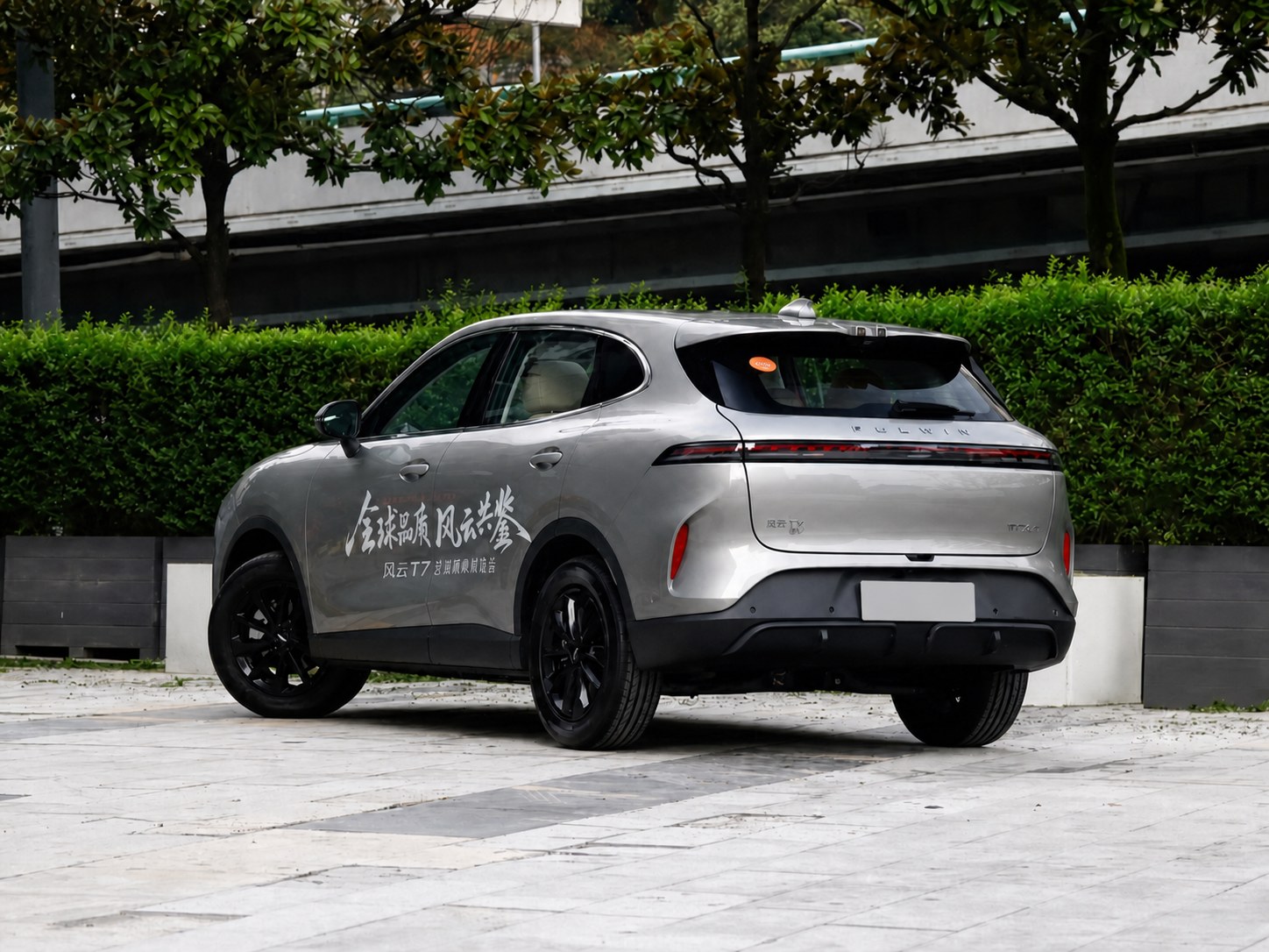 Rear three-quarter view of the silver Chery Fulwin T7