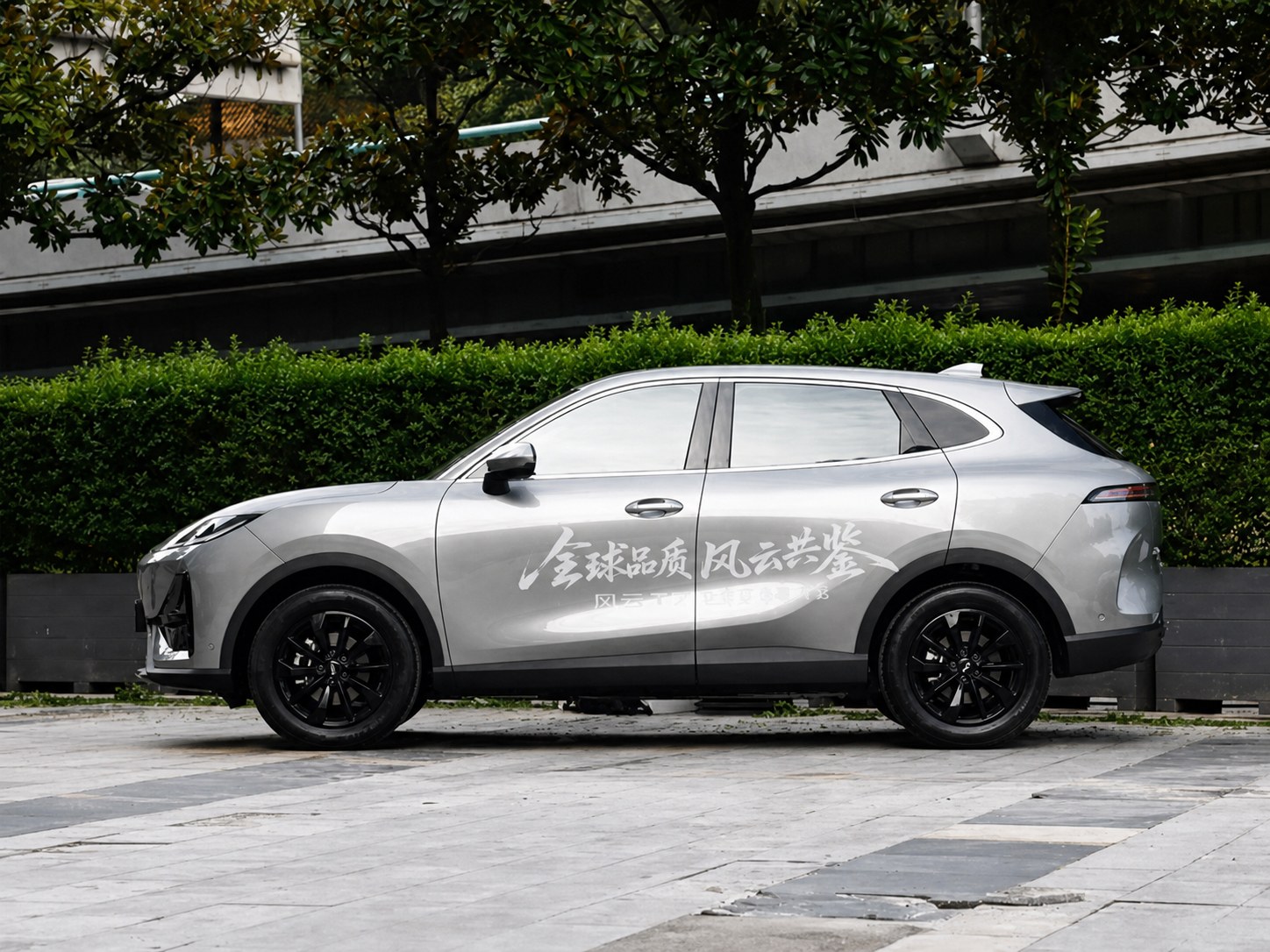 Side profile of the silver Chery Fulwin T7 compact electric SUV