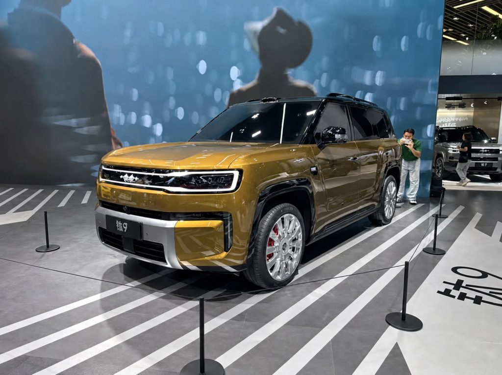 Gold Fangchengbao Tai 9 displayed at the Chengdu Motor Show