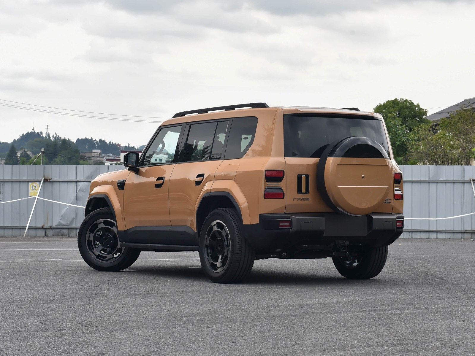 Rear three-quarter view of the sand-colored GAC Trumpchi Yue 7 SUV