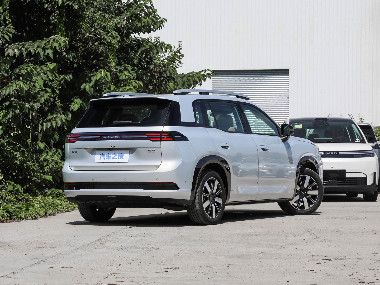White current AION i60 rear three-quarter view