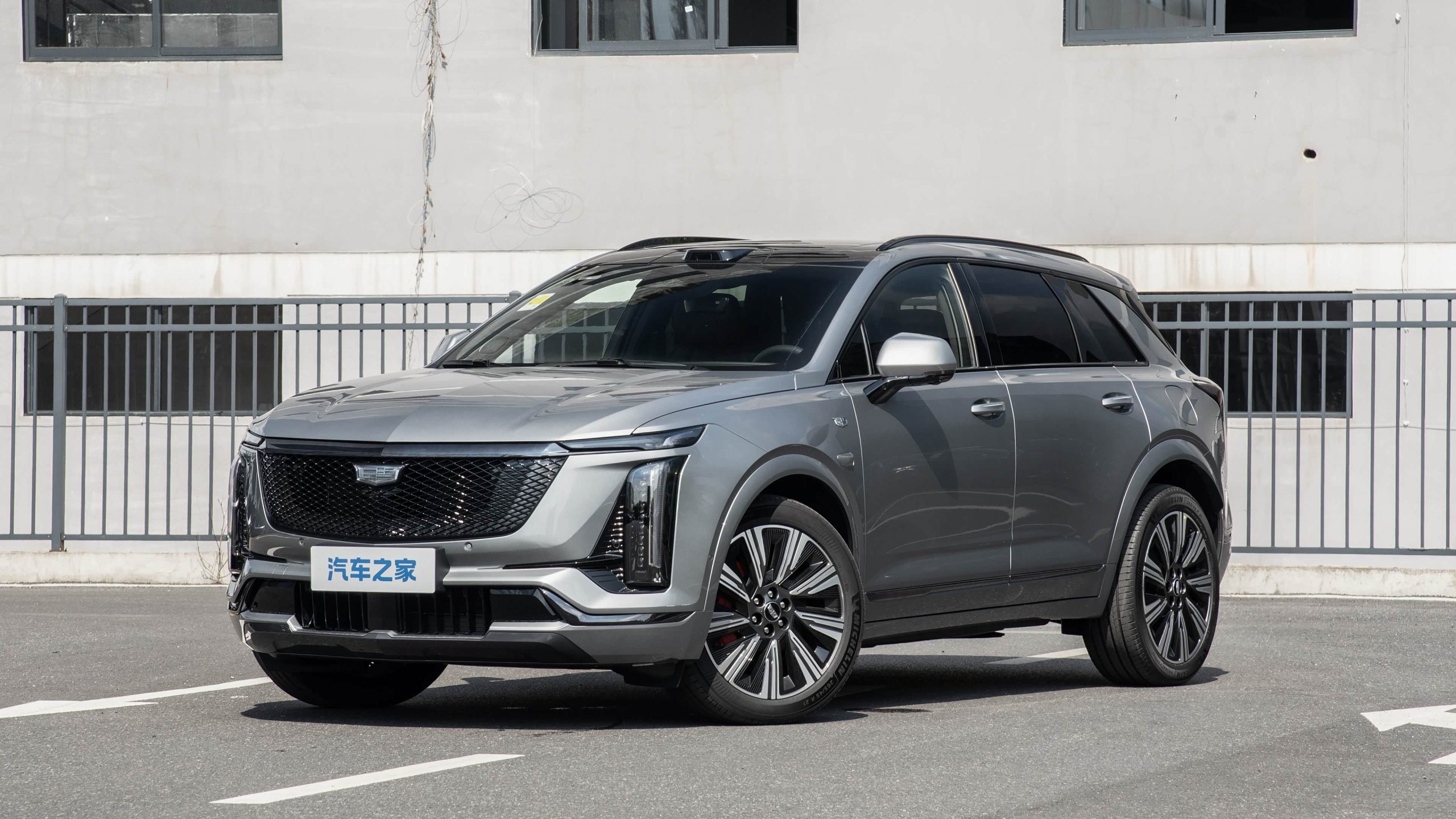 Gray Cadillac XT5 PHEV viewed from the front outdoors