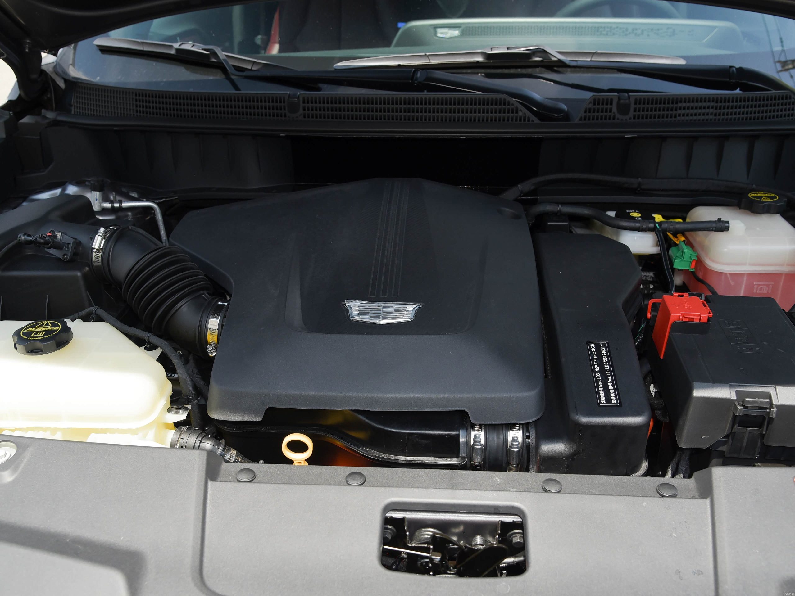 Engine compartment of the Cadillac XT5 PHEV