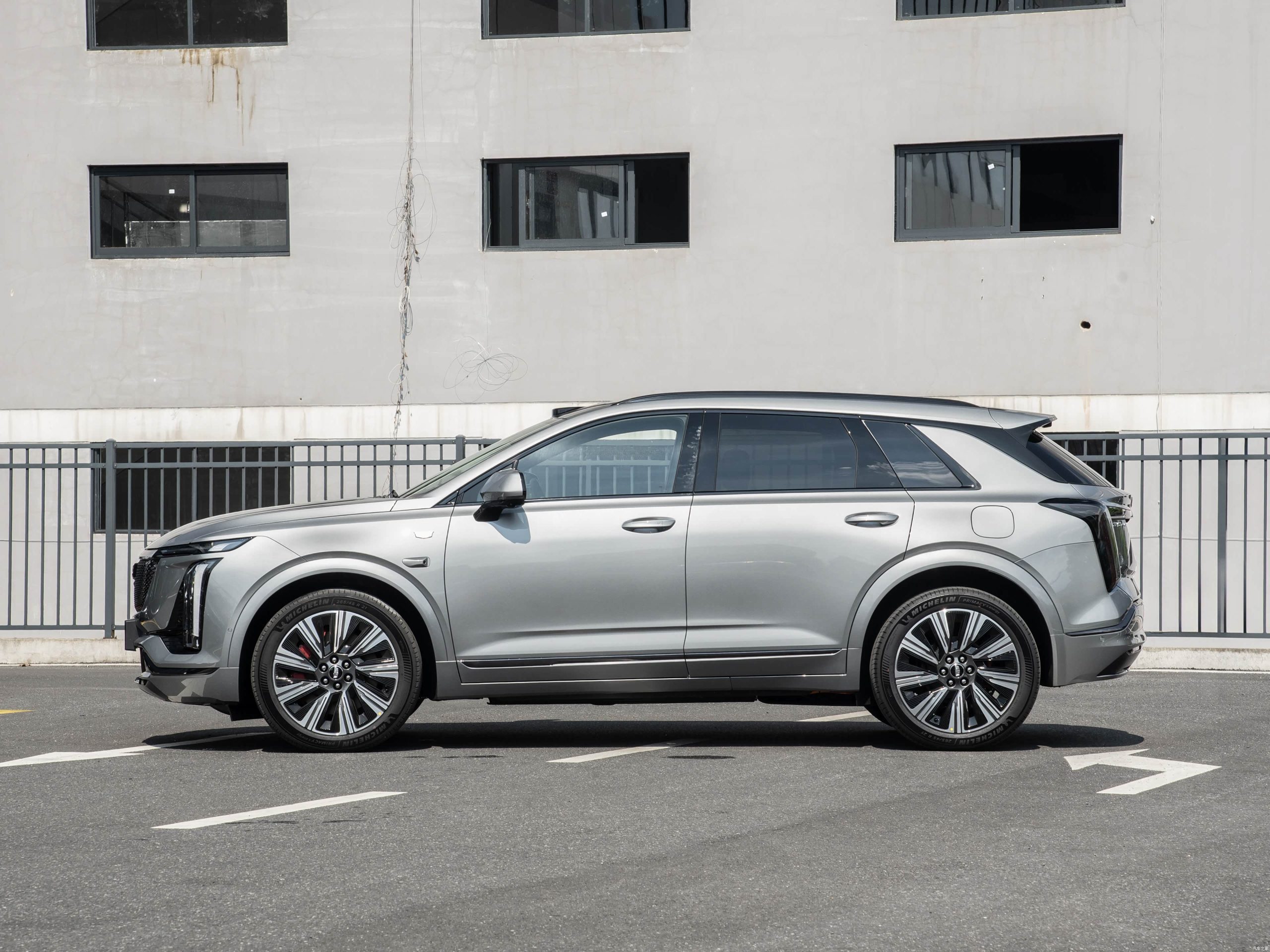 Side profile of the gray Cadillac XT5 PHEV