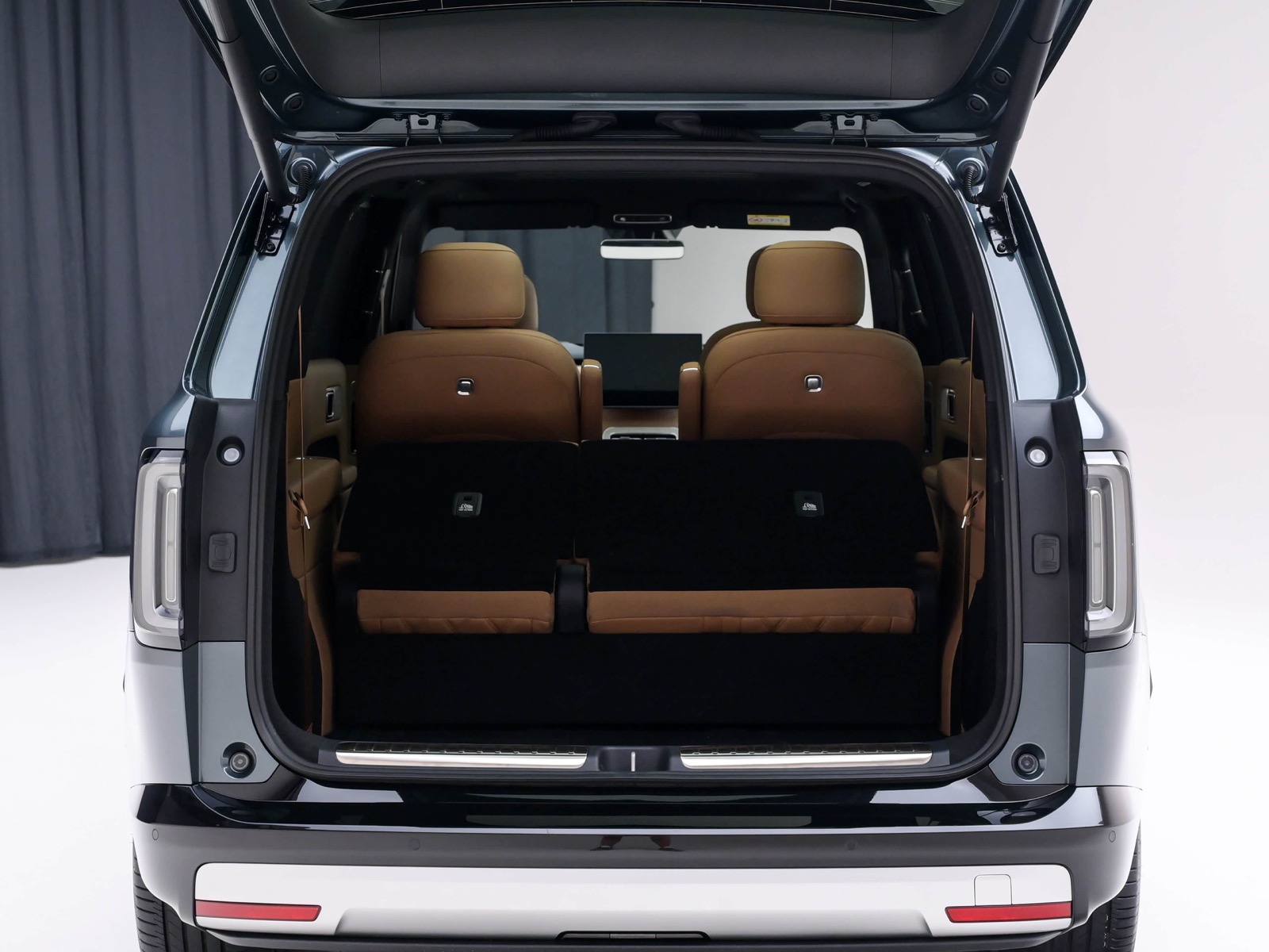 Rear cargo area of the Xiaomi SkyNomad N90 Max with the third row raised