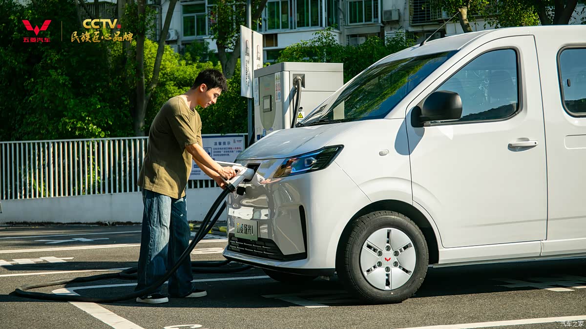 Wuling Yangguang L electric van connected to a charging point