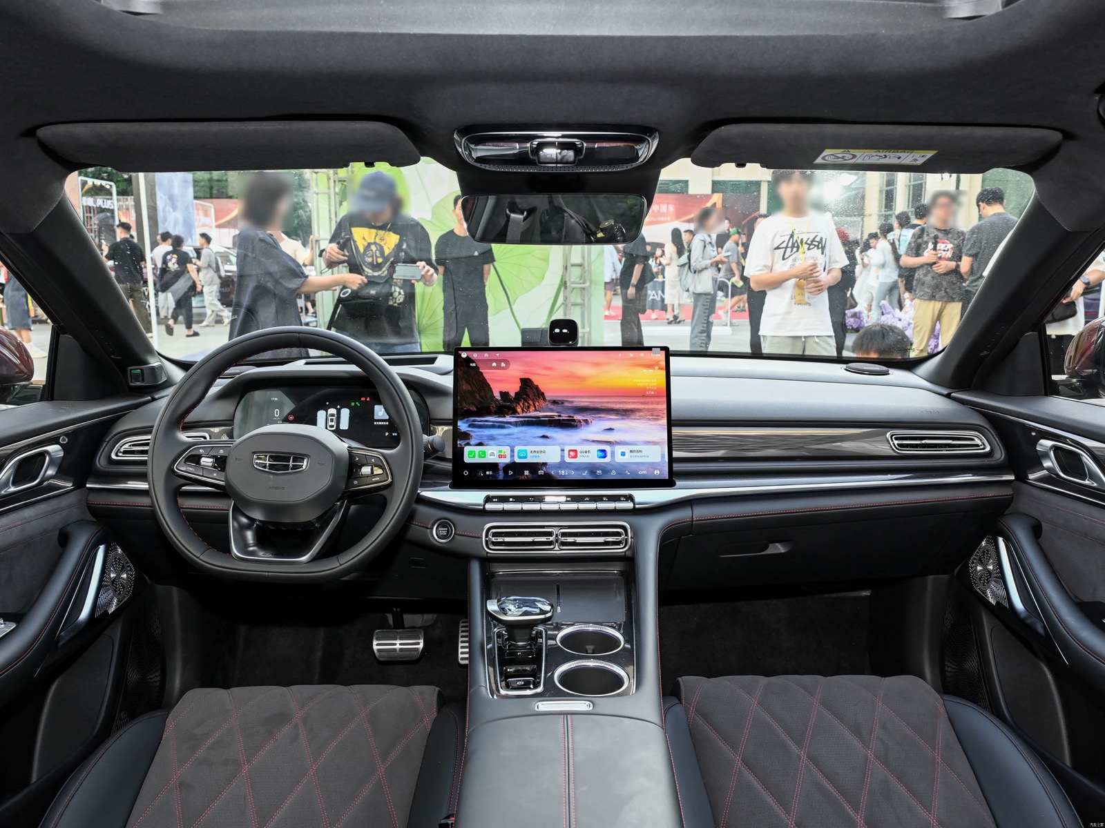 Dashboard and central display inside the Geely Preface L Plus