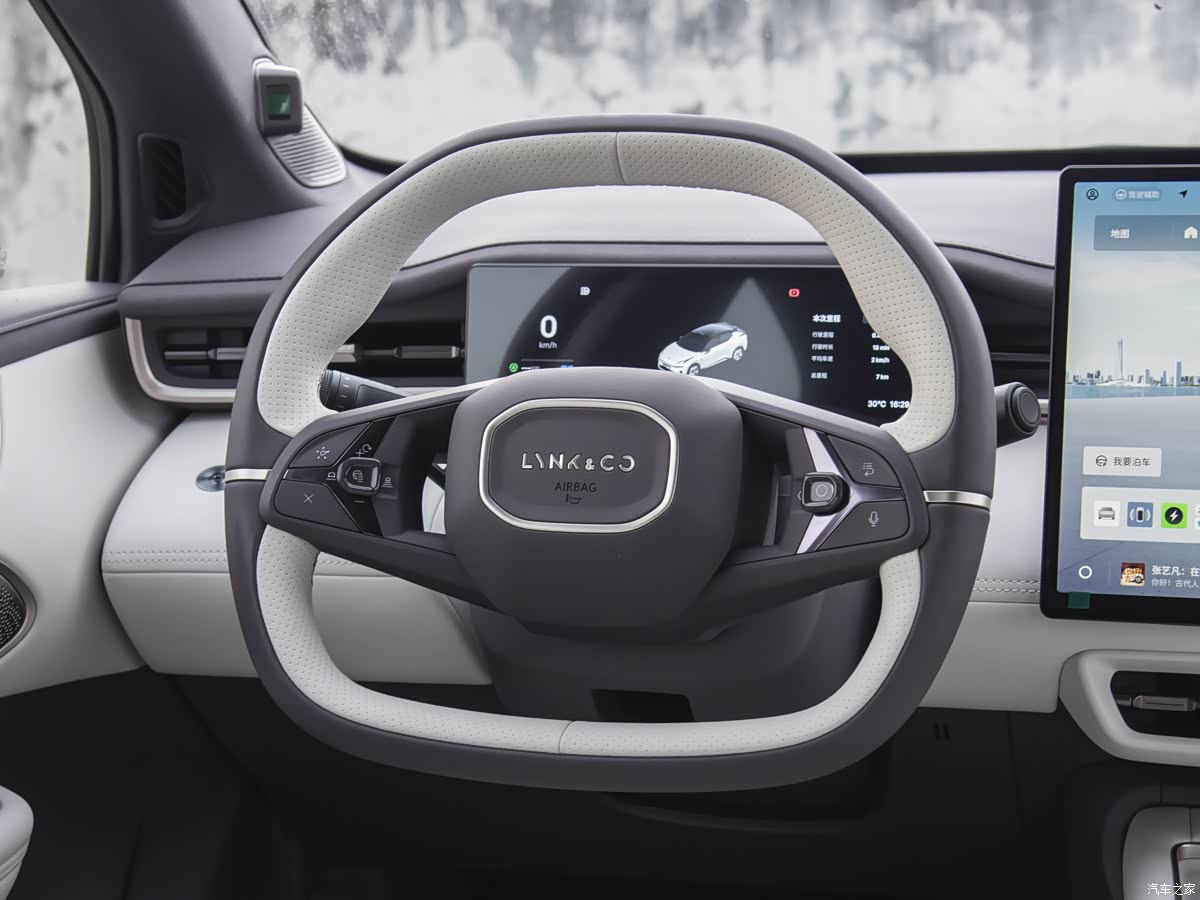 Lynk & Co 20 steering wheel and digital driver display