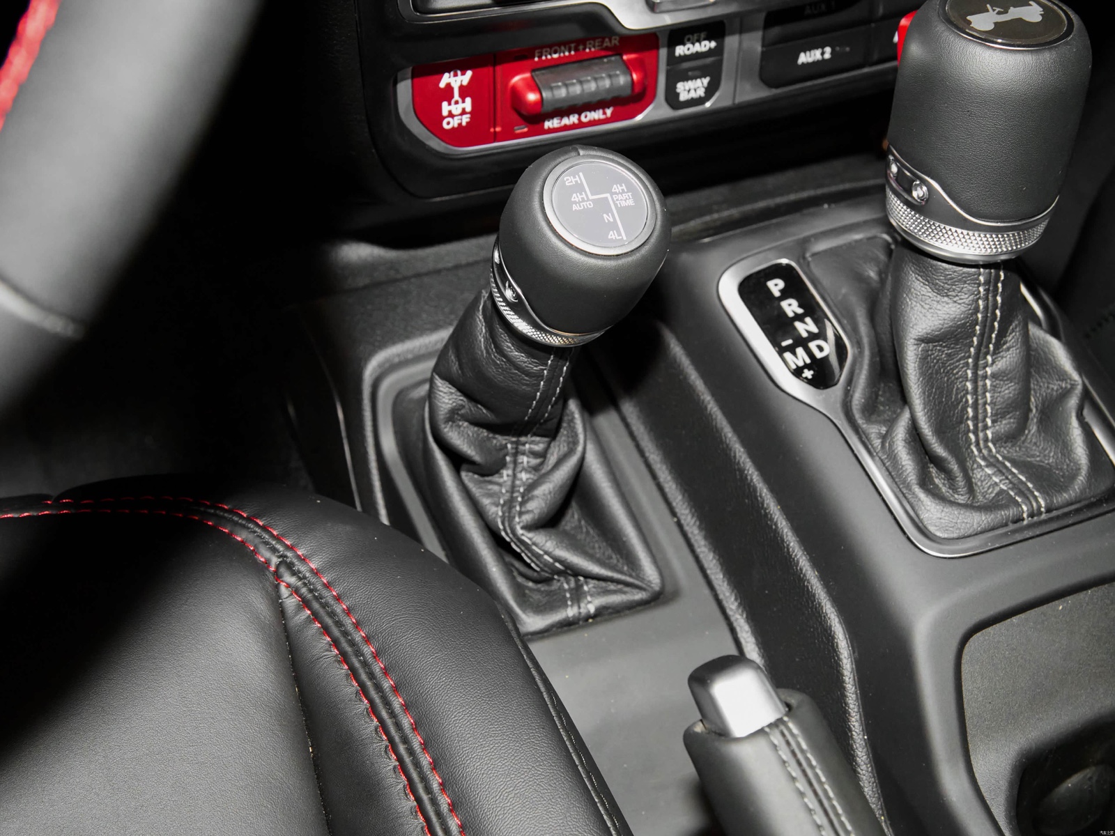 Jeep Wrangler Rubicon automatic transmission and transfer-case controls