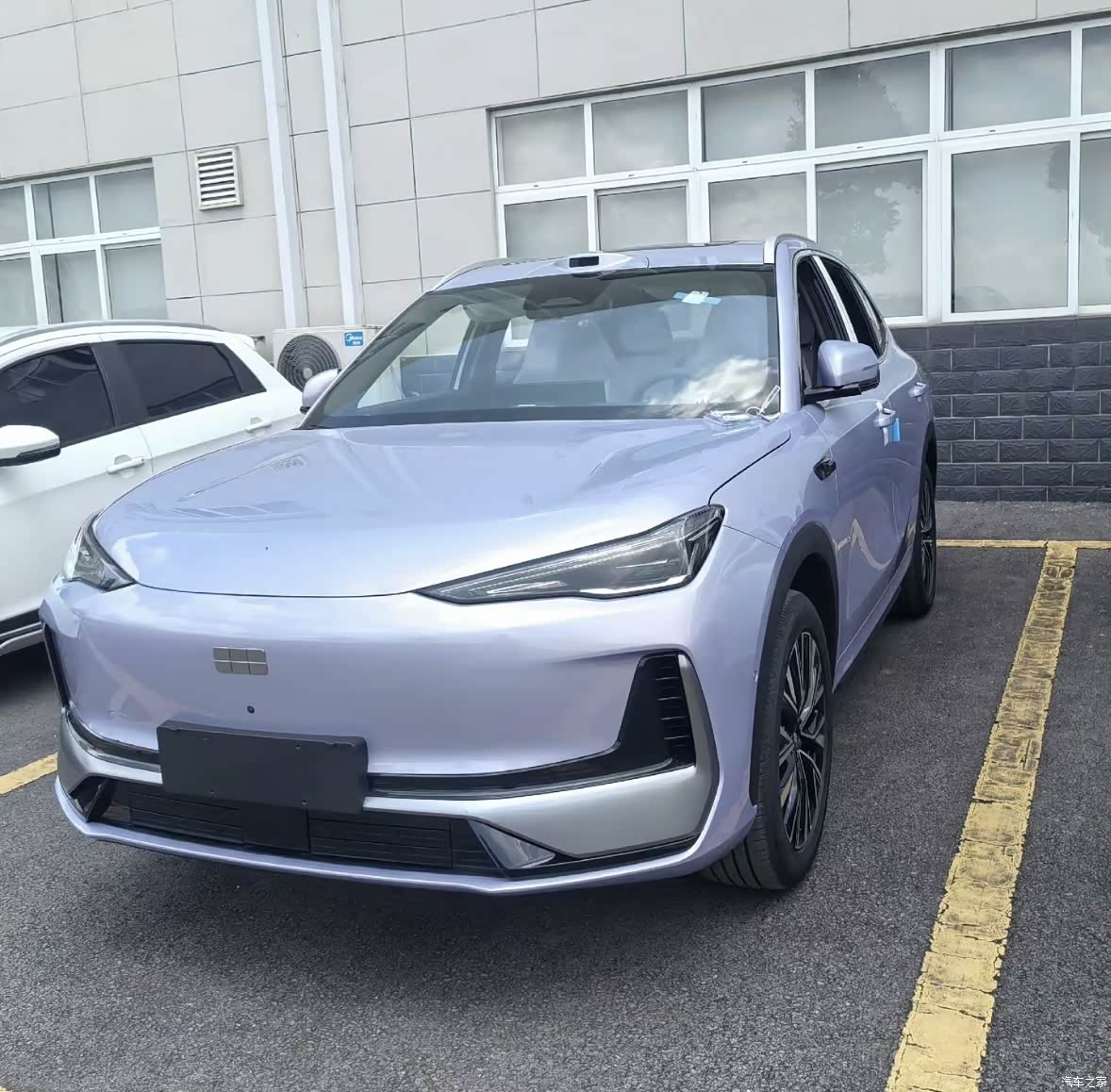 Updated Geely Galaxy E5 photographed outside with roof-mounted lidar