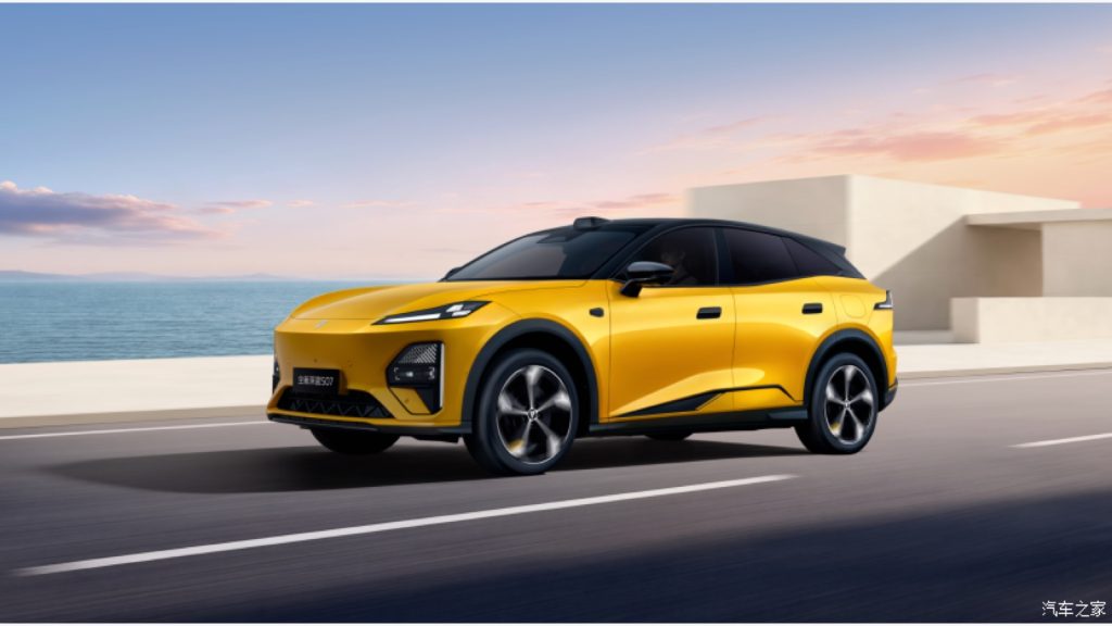 Yellow Deepal S07 Lidar Edition driving beside the coast