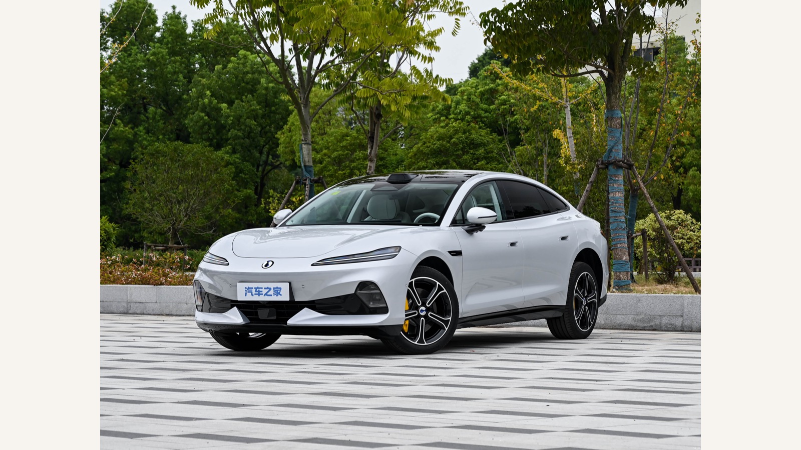 White Denza Z9S electric sedan in a front three-quarter view