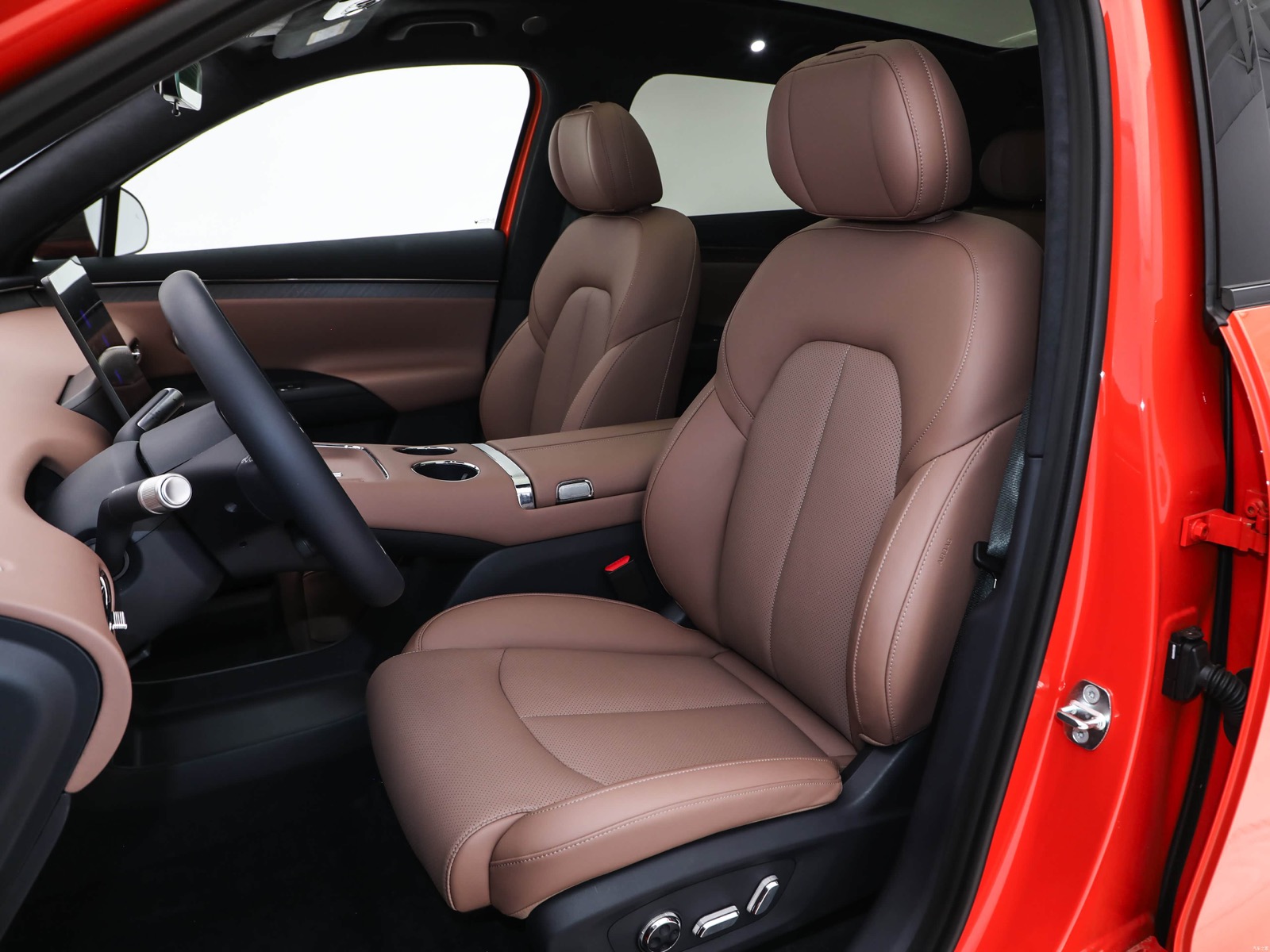 Front seats and dashboard inside the Arcfox Alpha T7
