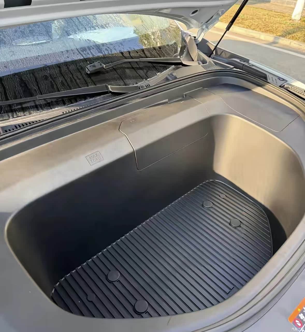 Large front trunk in the updated Geely Galaxy E5