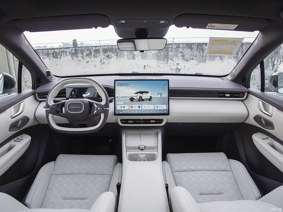 Lynk & Co 20 cabin with digital instruments and centre display