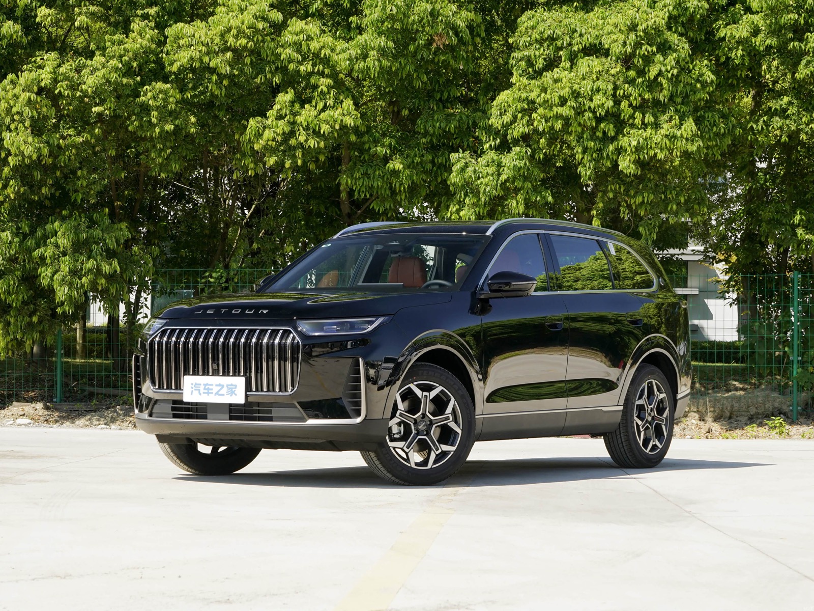 Black all-new Jetour X90 front three-quarter view