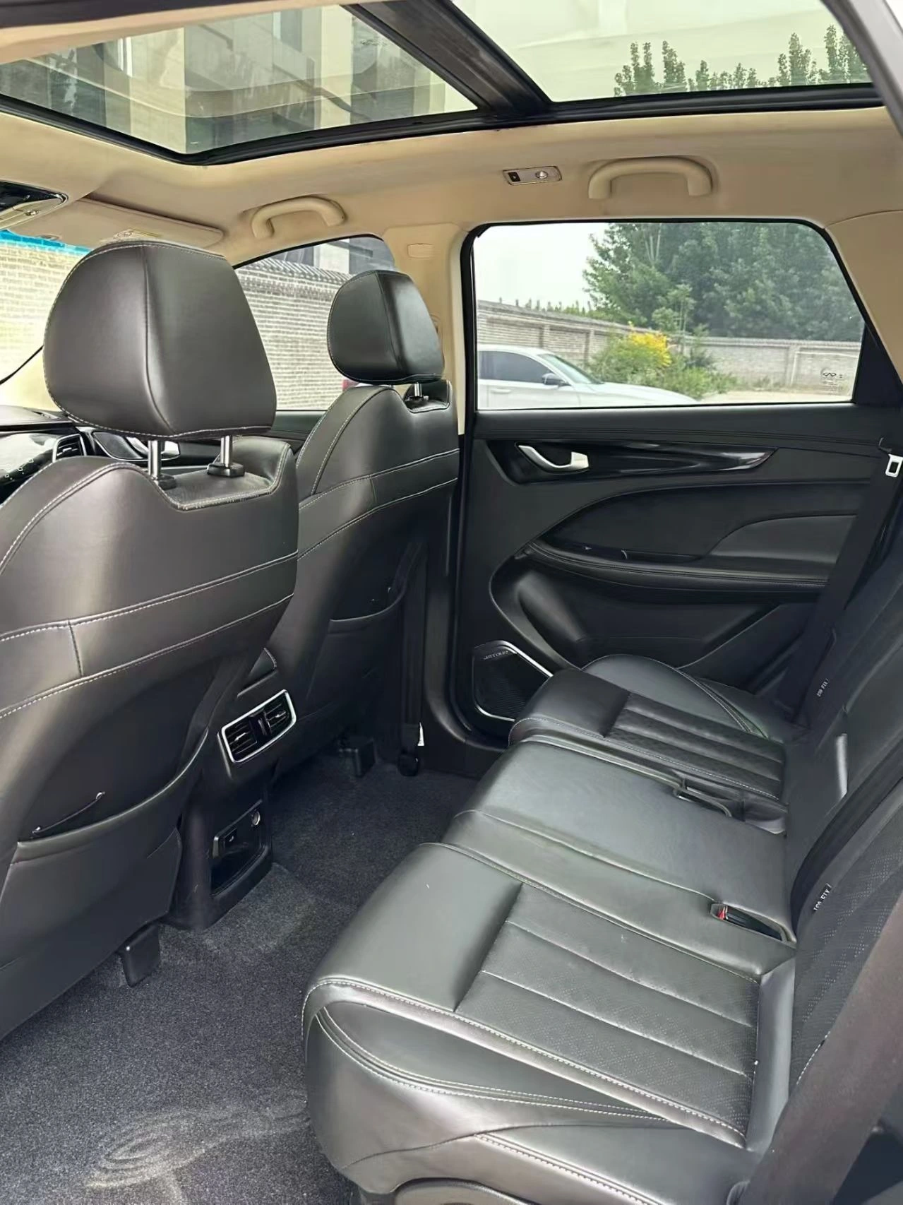 Black rear seats and panoramic glass roof inside the 2019 Jetour X90