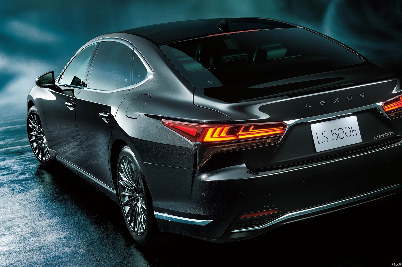 Updated Lexus LS 500h rear three-quarter view with Lexus lettering