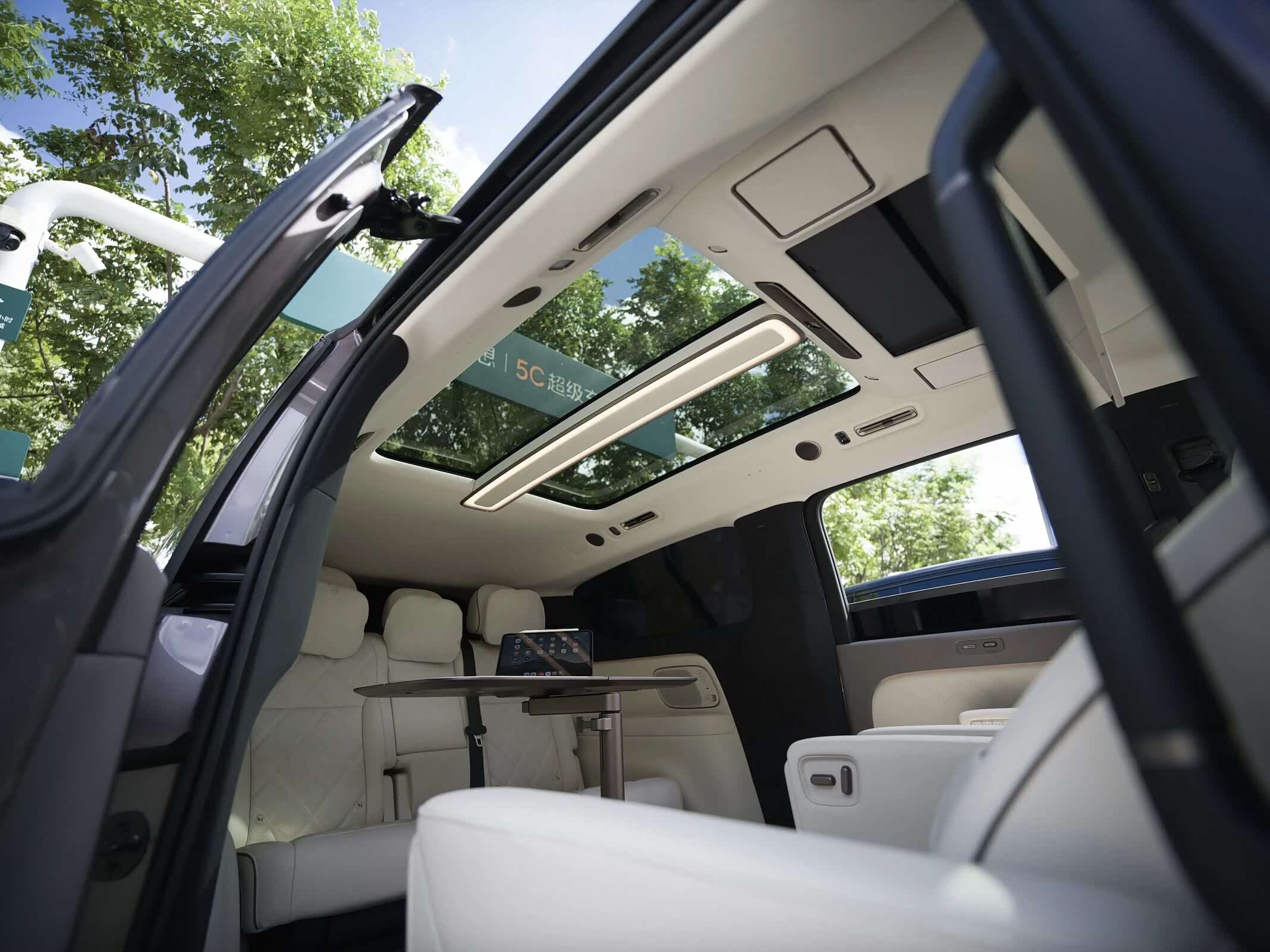 Li Auto MEGA rear cabin with white seats and a central table