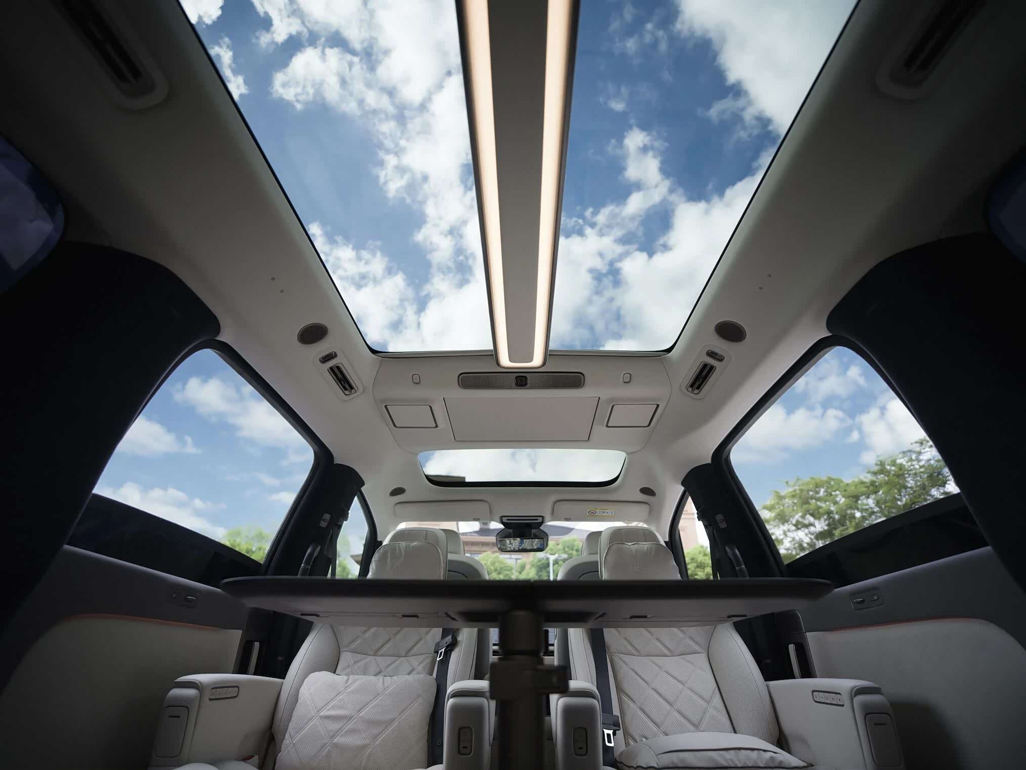 Twin longitudinal glass roof panels inside the Li Auto MEGA