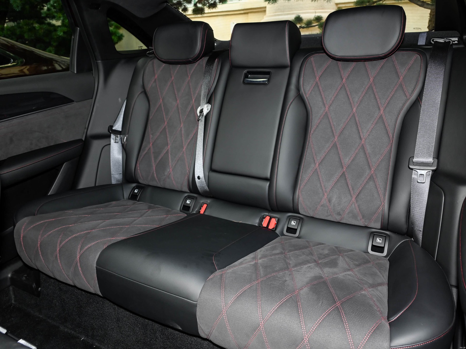 Rear seating area inside the Geely Preface L Plus