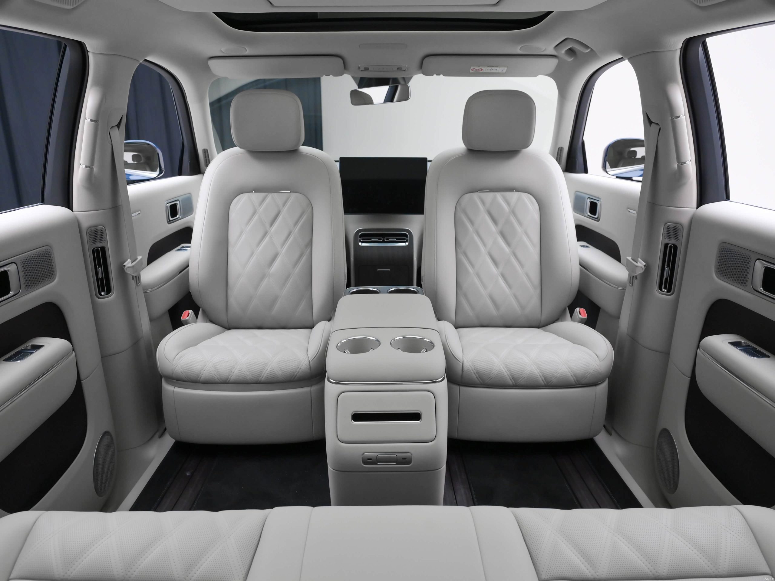 White front seats and flat-floor cabin inside the Xiaomi Sky Nomad N70