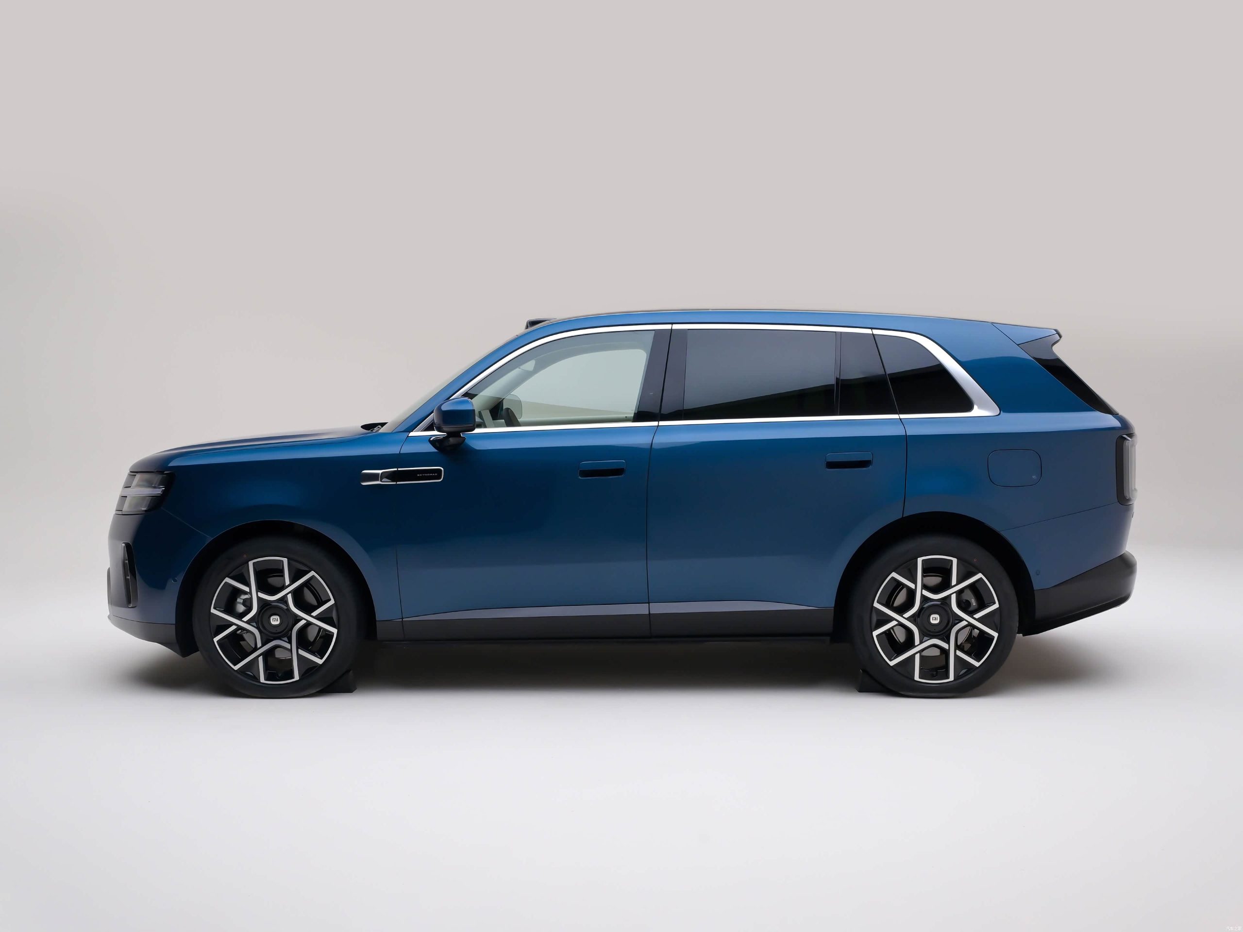 Blue Xiaomi Sky Nomad N70 range-extended SUV in a side view