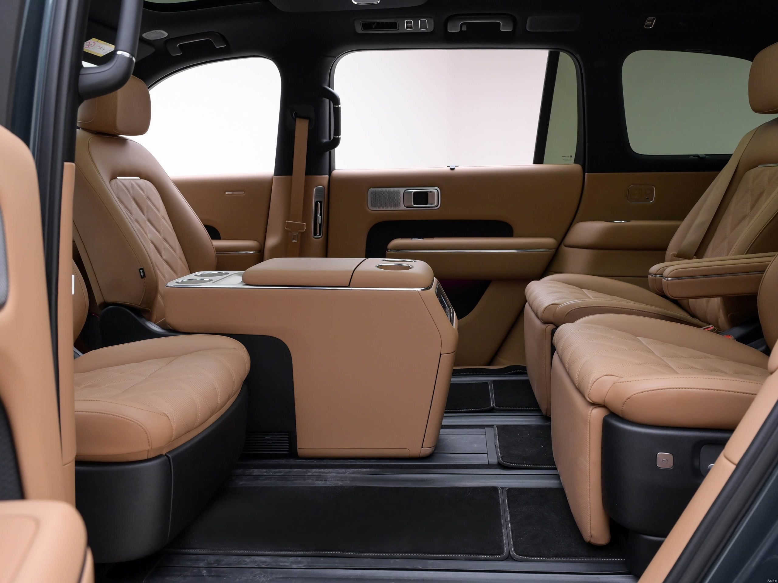 Brown rotating seats and movable center island inside the Xiaomi Sky Nomad N90 Max