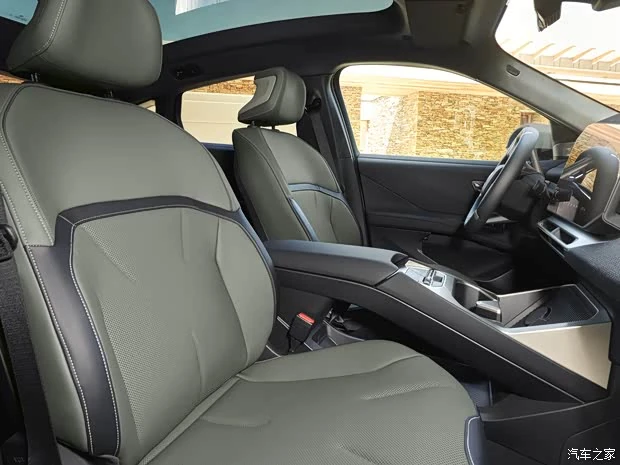 Front sport seats in the BMW iX4 cabin