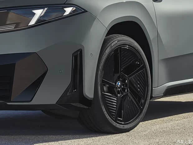 BMW iX4 front wheel and M Sport brake detail