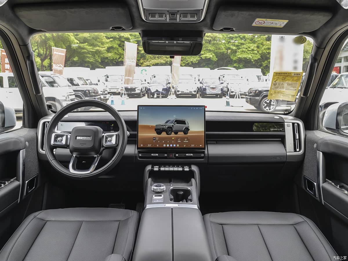 iCAR V27 cabin with centre display and digital instrument panel